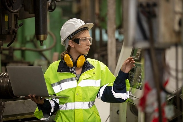 34894896_portrait-of-female-engi